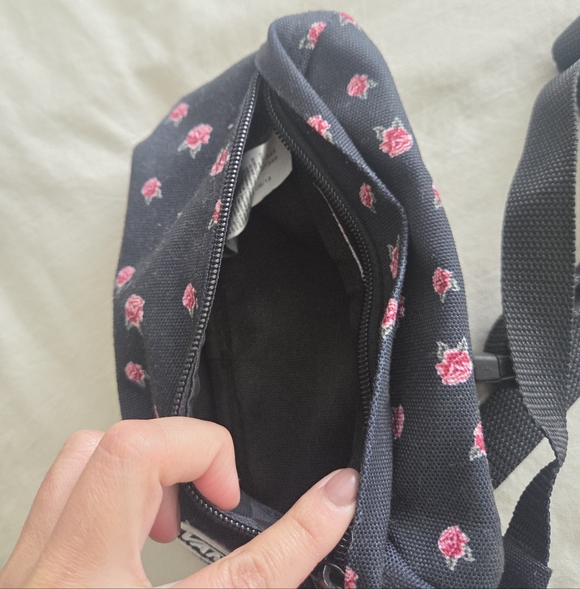 Vans Realm Fanny Pack in Black Rose Smoke Floral Pattern - Picture 3 of 5